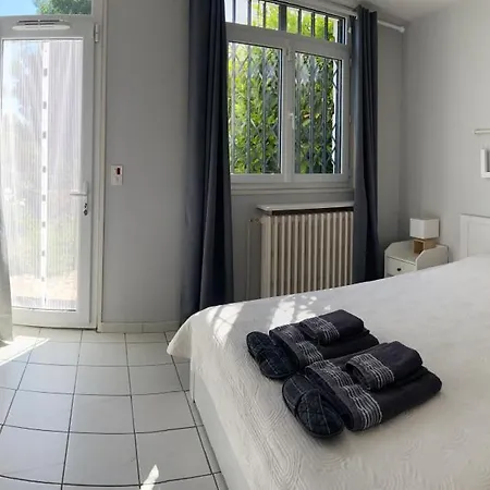 Sweet - 55m2 Appartment, Garden, Swimming Pool, Parking בית הארחה *